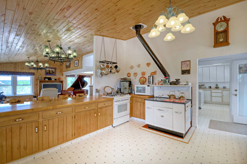 Scenic 137 acre Ranch with Spacious Main Home, Rental House