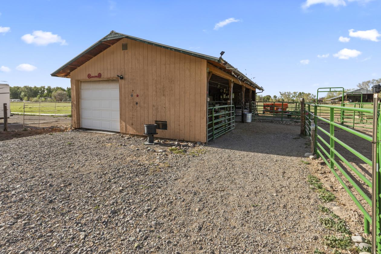 Beautiful Spring Creek Mesa Equestrian farm! - photo 12