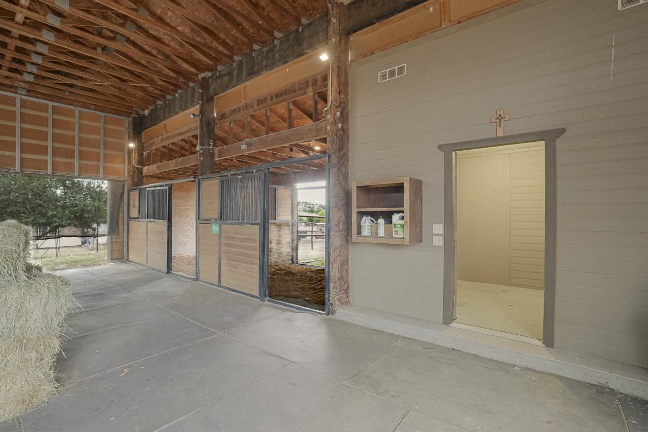 Exquisite Horse Property, Trail access from home - photo 10