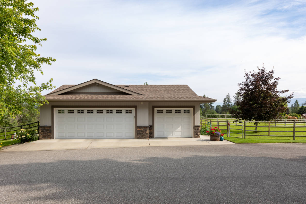 South East Kelowna acreage gem! Bring the horses! Kelowna, Central