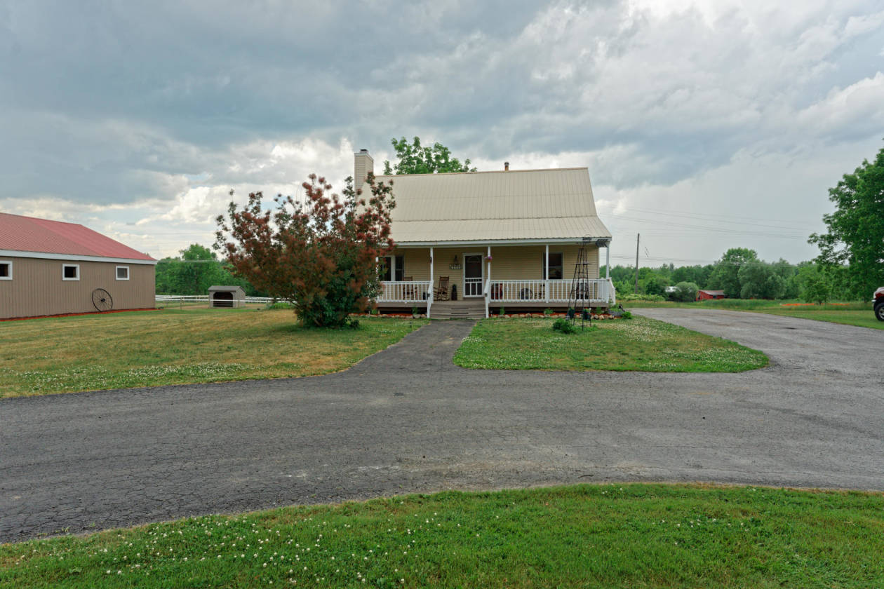 Horse farm near Saratoga Springs NY11 stall barn and house! Ballston