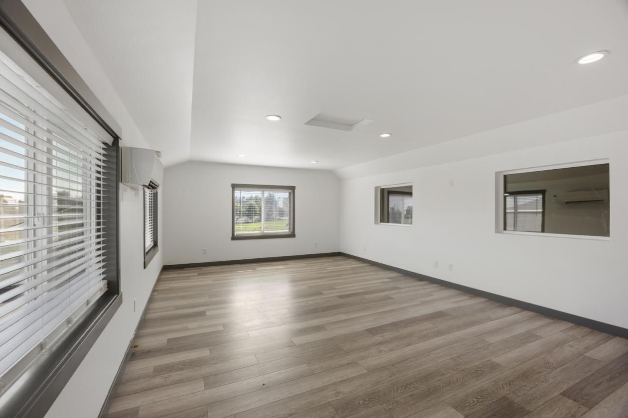 Custom Home on 3.49 Acres With Shop - photo 28