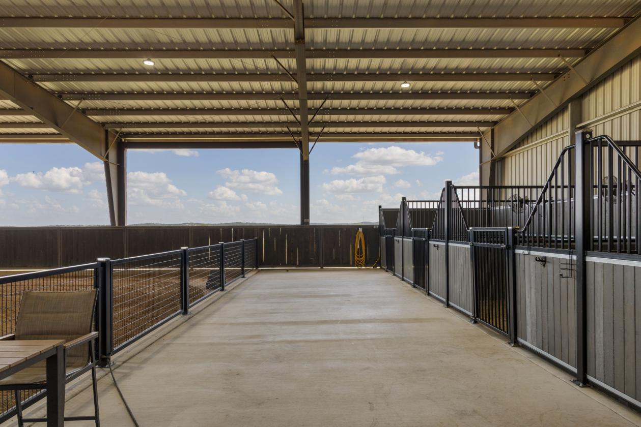 Luxury Equestrian Estate on 73 Acres - photo 4