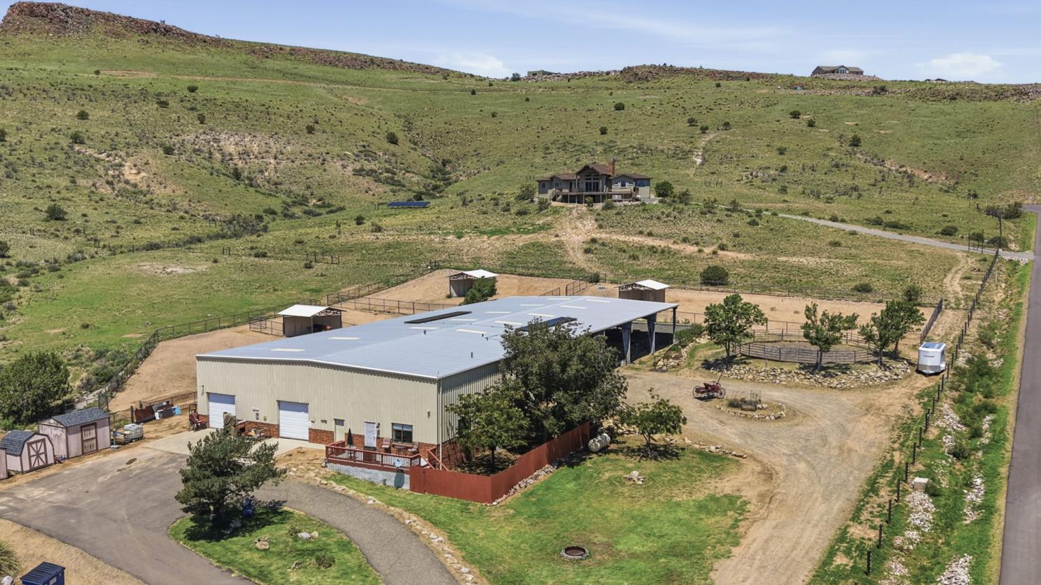 27 Acre Equestrian Dream Home w/ Views & Workshop - photo 6