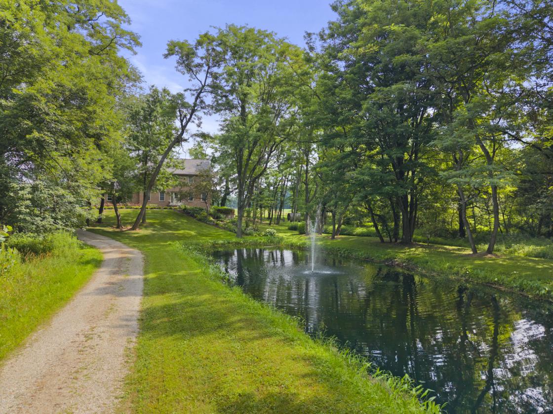 Luxurious Equine Property 27.9 acres Big New Barn - photo 3