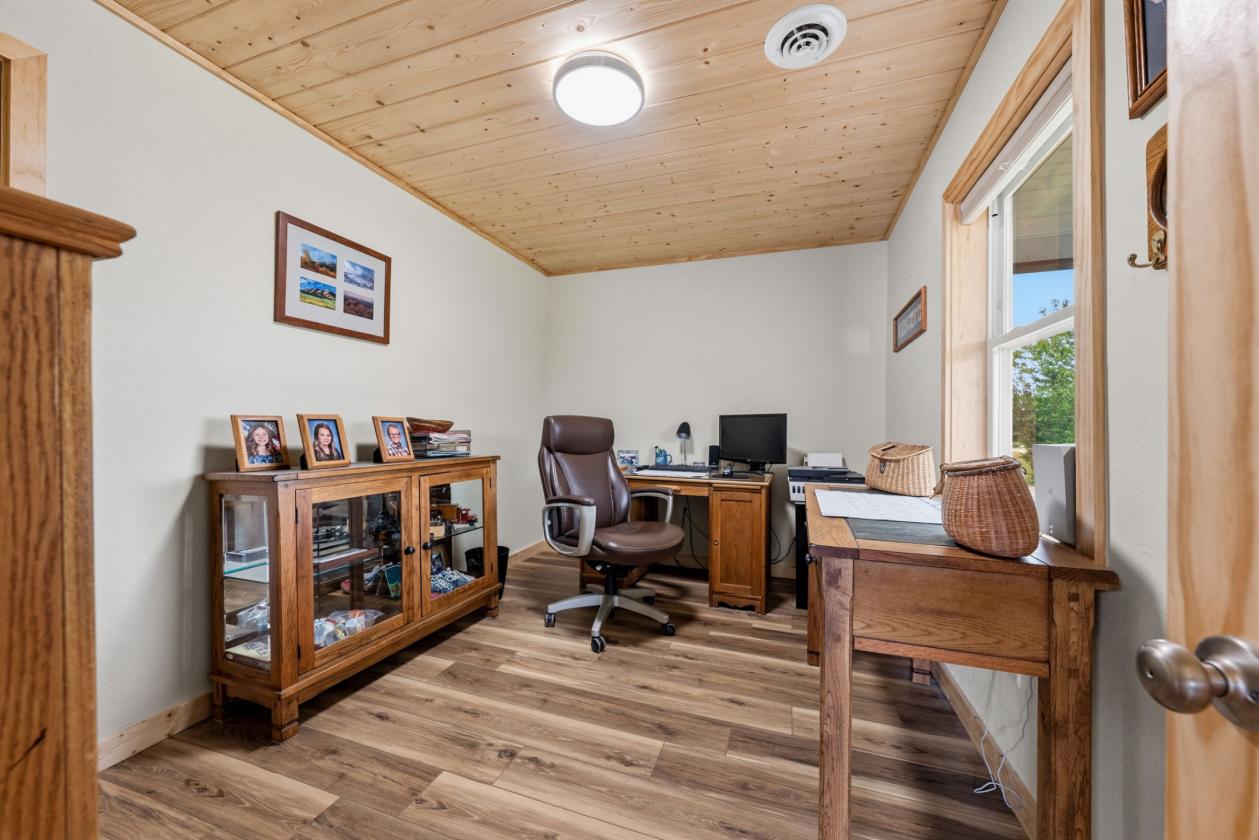 Home on 5 acres - photo 9