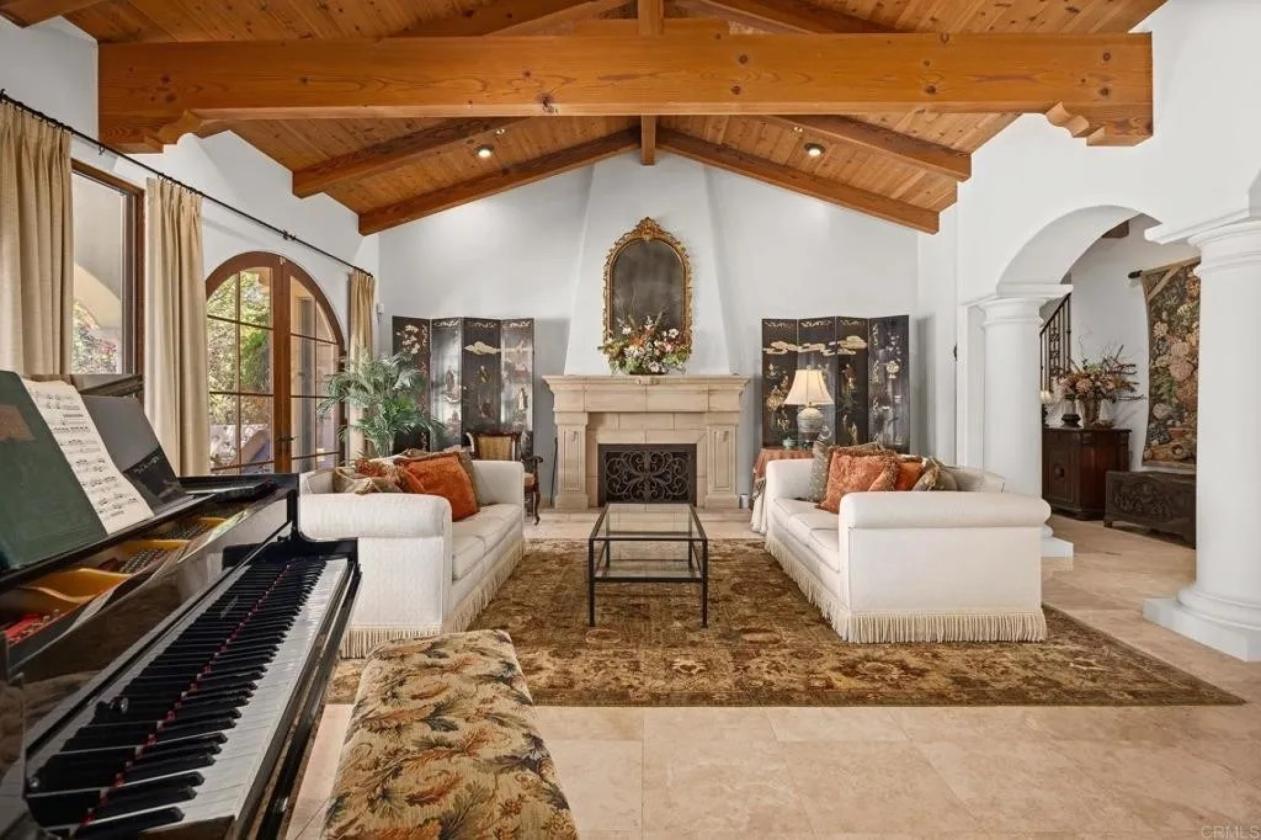 Italian Villa in Prestigious Equestrian Community - photo 14