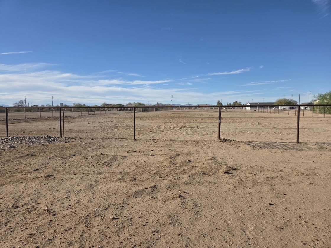 2.2 Ac Horse Prop with Shop & 6 covered stalls - photo 4