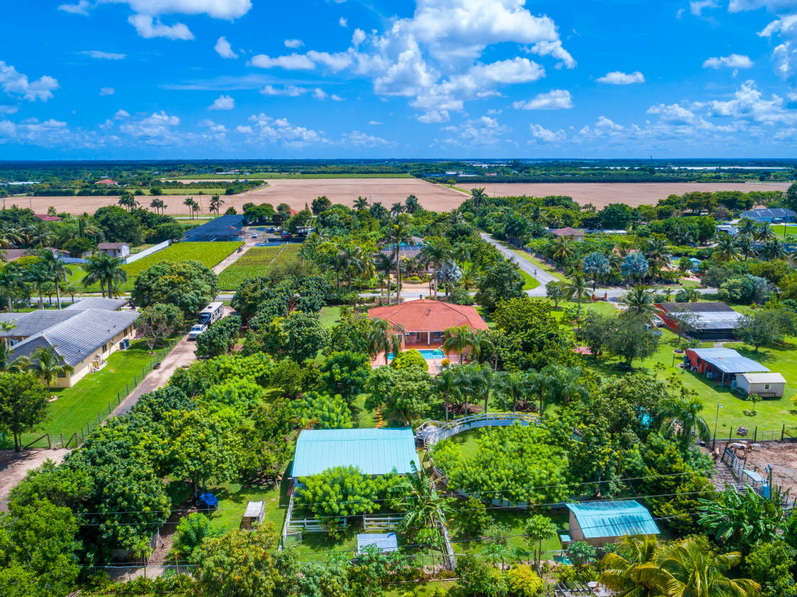 The Redlands Equestrian masterpiece with 23 stalls, 3 paddocks, on 4.