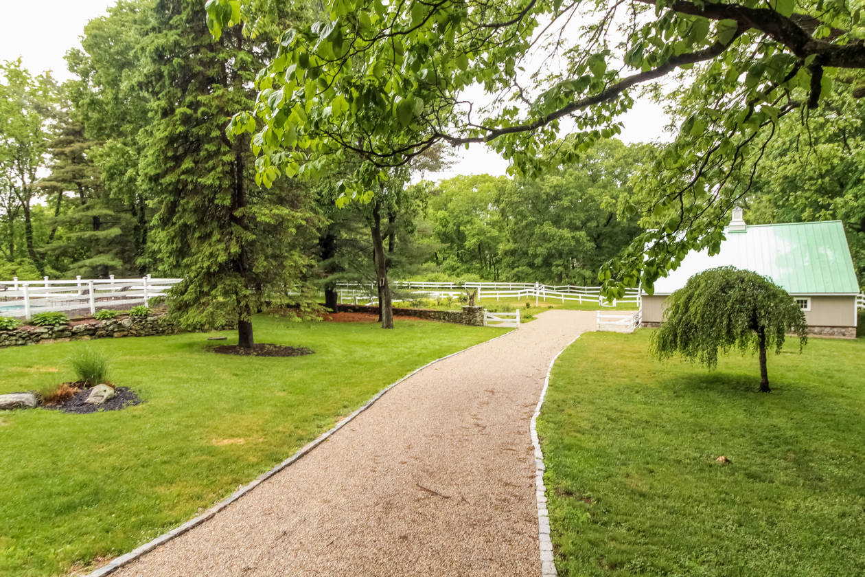 TRANQUIL COUNTRY ESTATE WITH NEW HORSE BARN AND STABLES Bethany, New