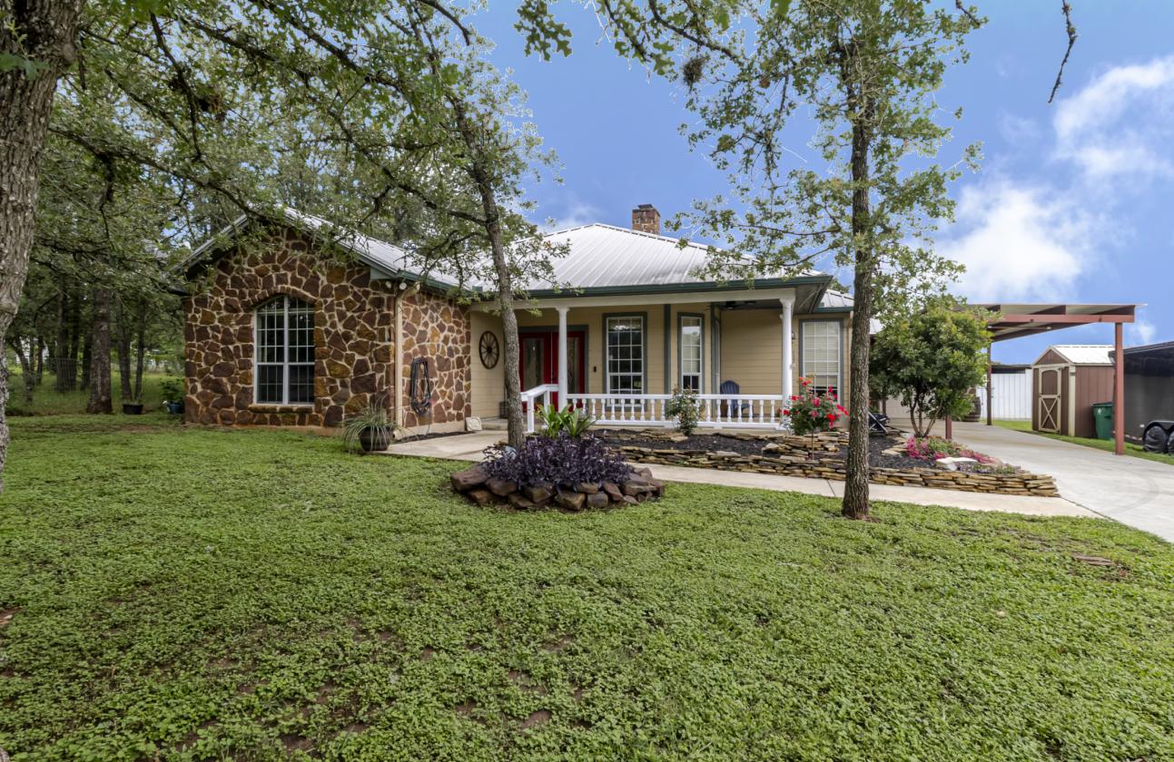 Beautiful home on 5 acres + Guest House - photo 2