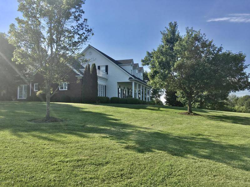 Beautiful Bloomfield KY Horse Farm with 3 barns / 12... Bloomfield