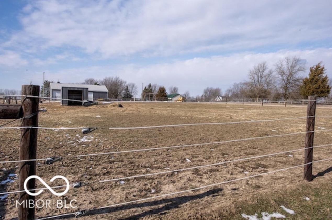 Private horse property with a modern touch! - photo 9