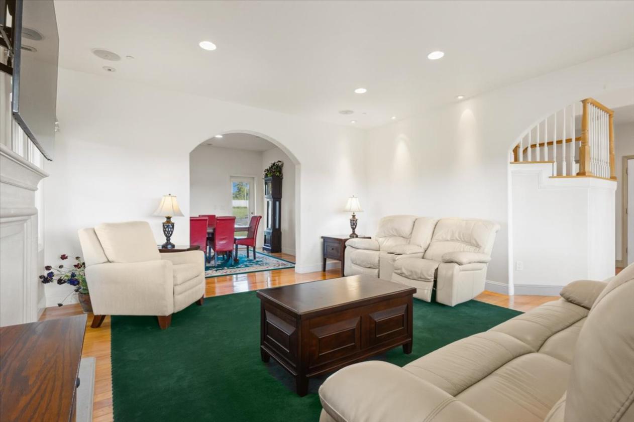 Modern Victorian Inspired Farmhouse on 2.74 acres! - photo 11