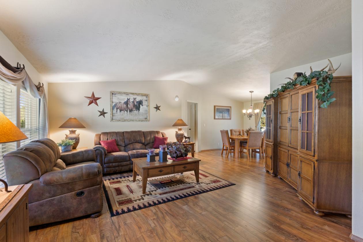 Experience True Country Living on This S. Oregon Estate - photo 4