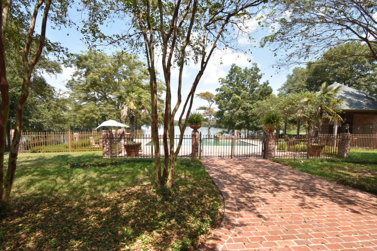 Luxury Equestrian Estate on beautiful Wolf Lake in MS Yazoo City