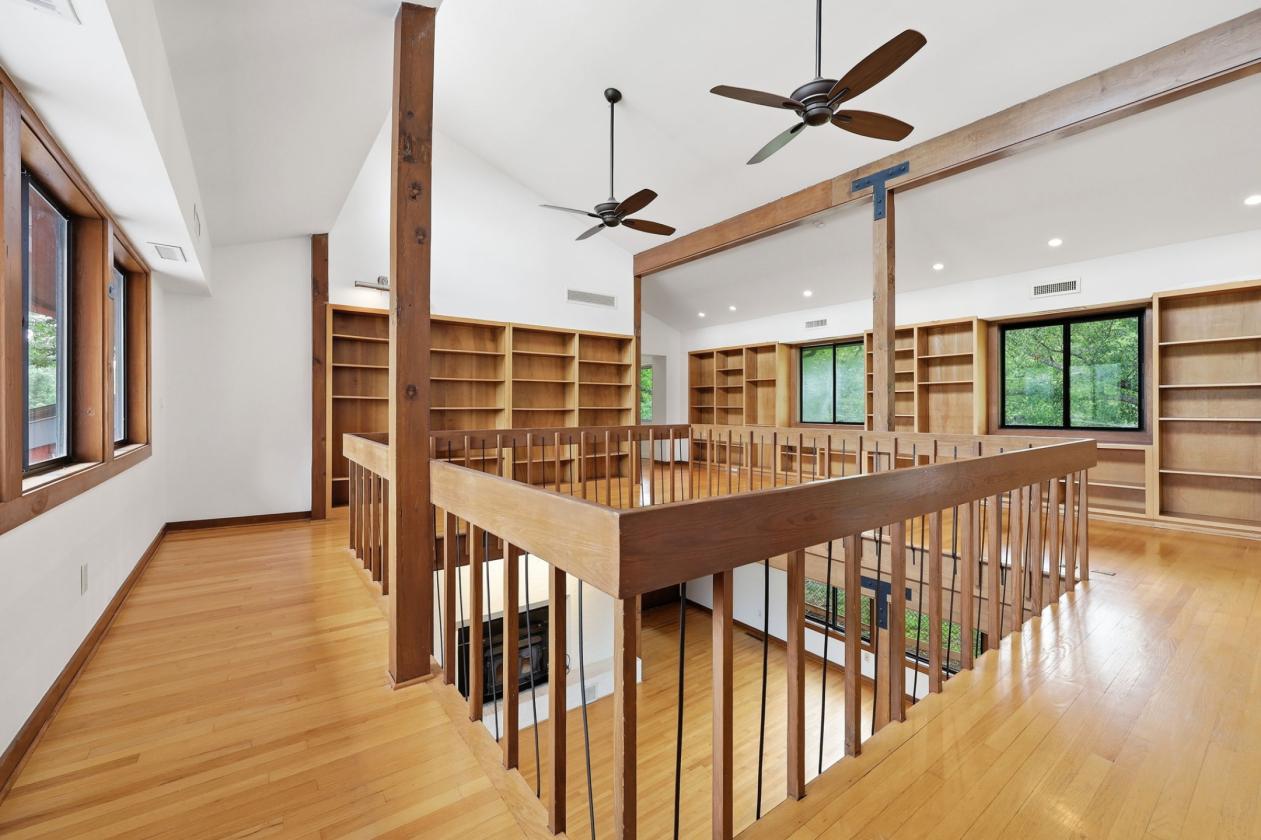 Grand Modern Farmhouse & Barn on almost 30 acres - photo 18