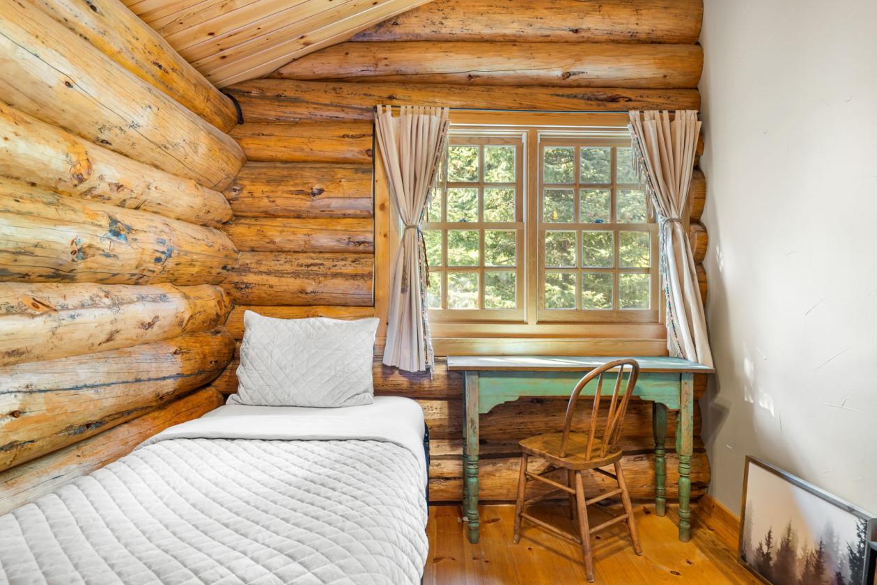 Mountain cabin with pasture and views - photo 14