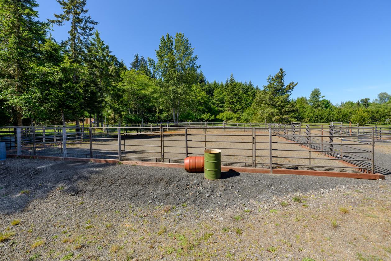 Luxury Equestrian Estate w/Beautiful Water Views - photo 24