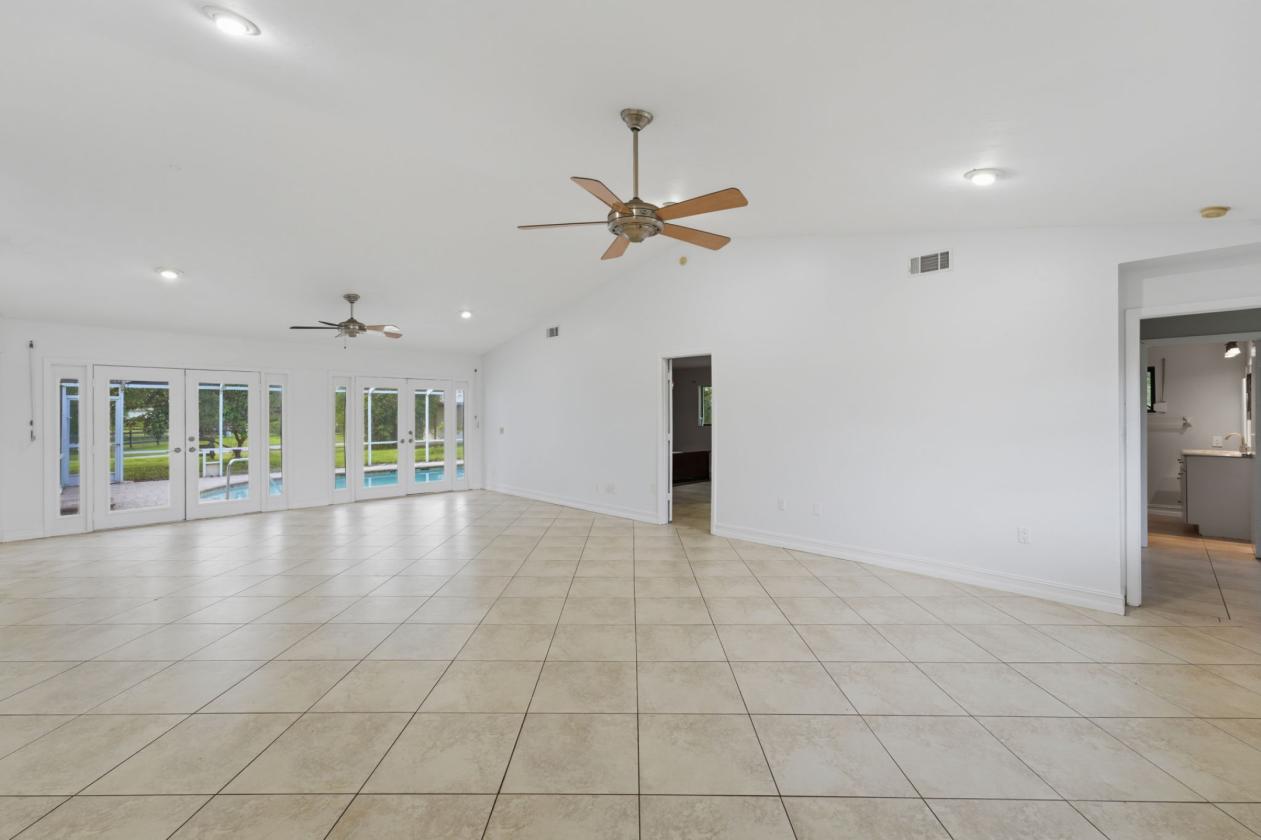 Rural LARGE pool home with inlaw suite and Acreage - photo 10