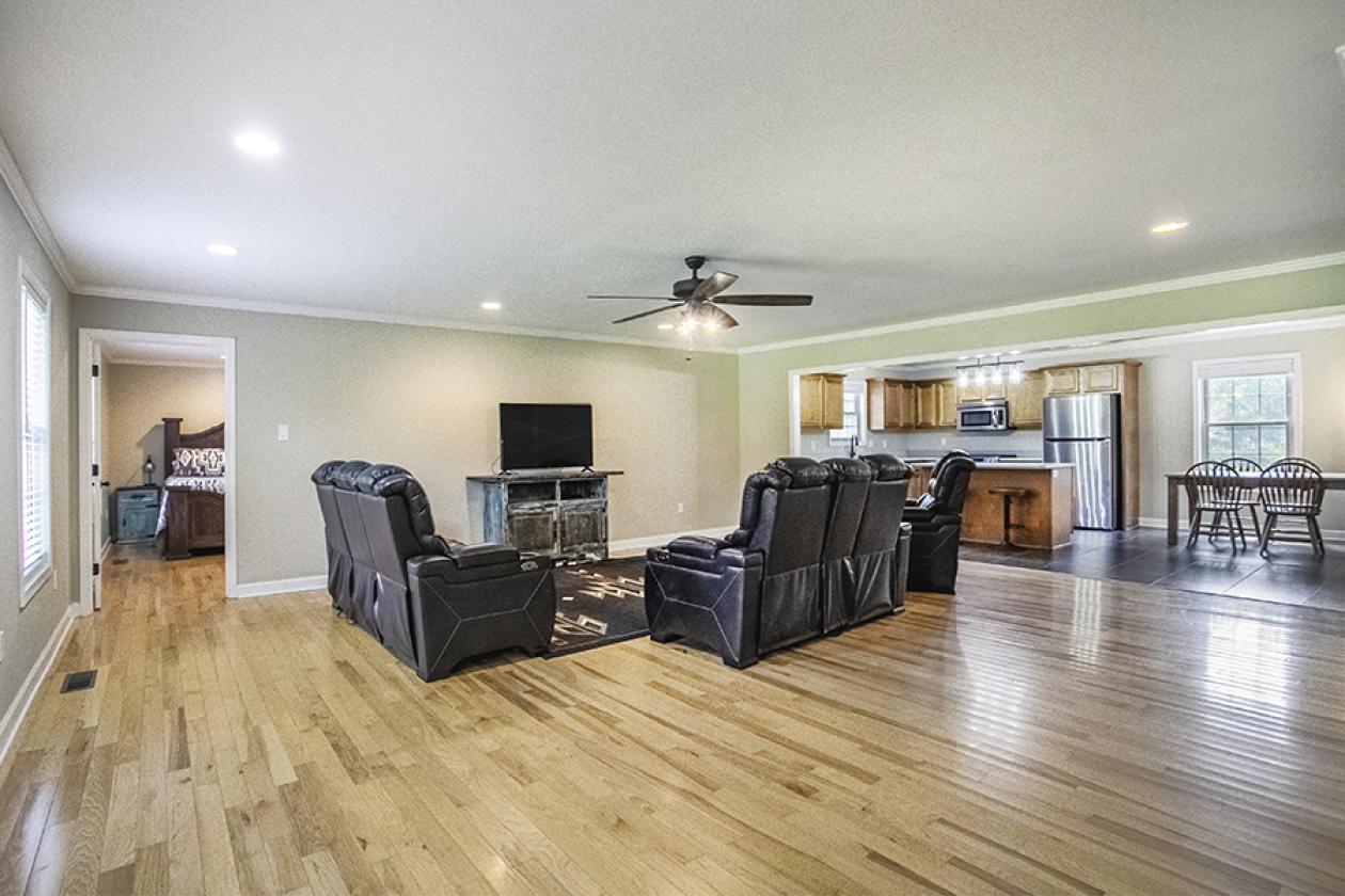Turnkey Horse Farm on 5 acres with barn - photo 4
