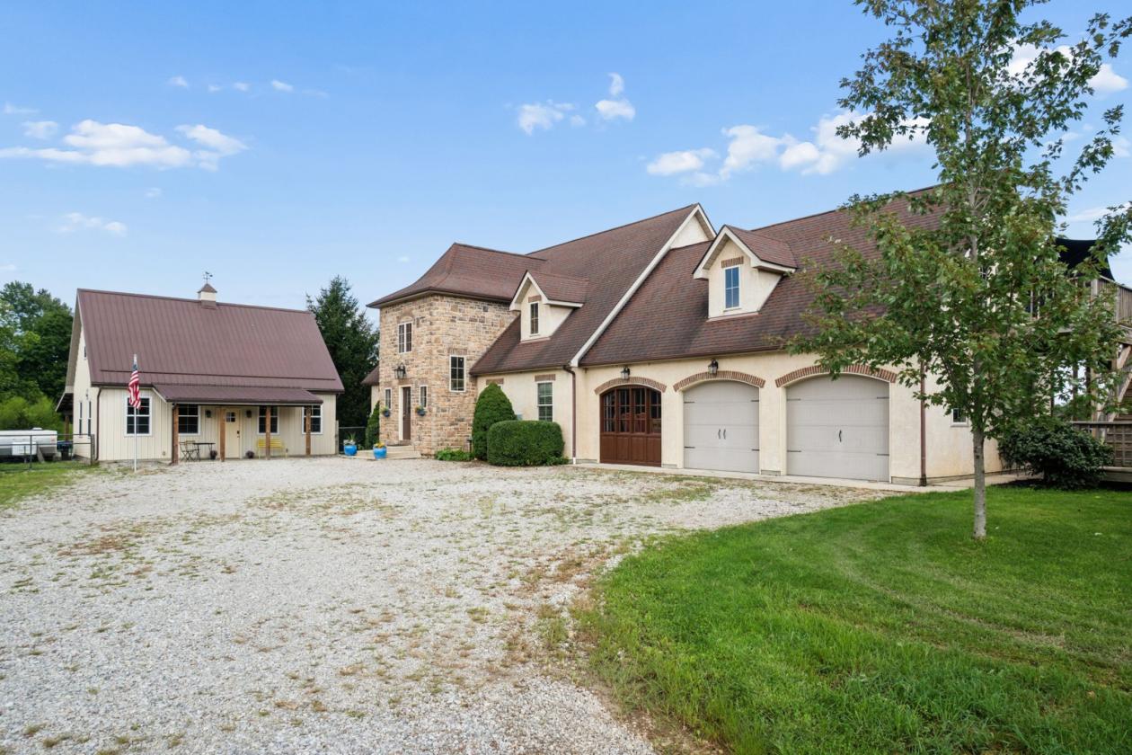 Distinctive Country Estate w 19 stall Horse Barn - photo 4