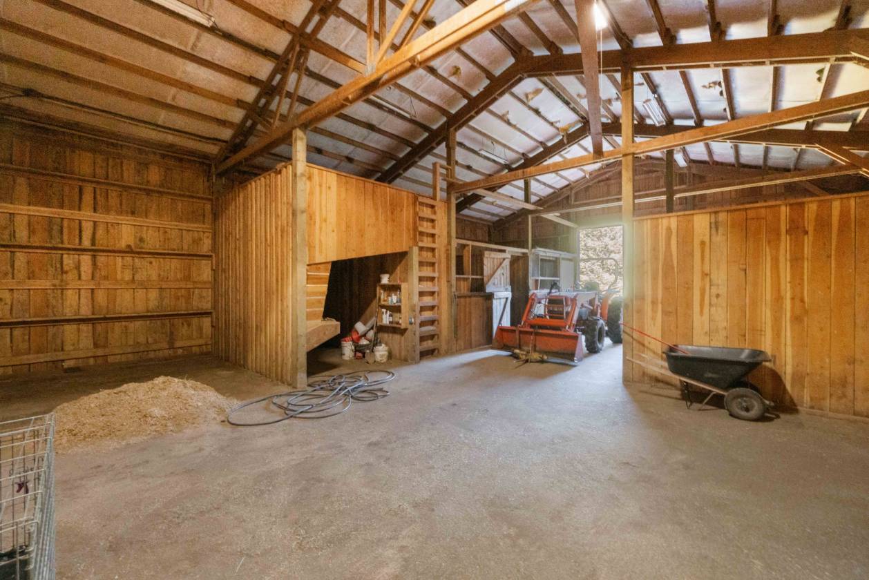 INDOOR ARENA - 35 ACRES - LOG HOME - photo 9