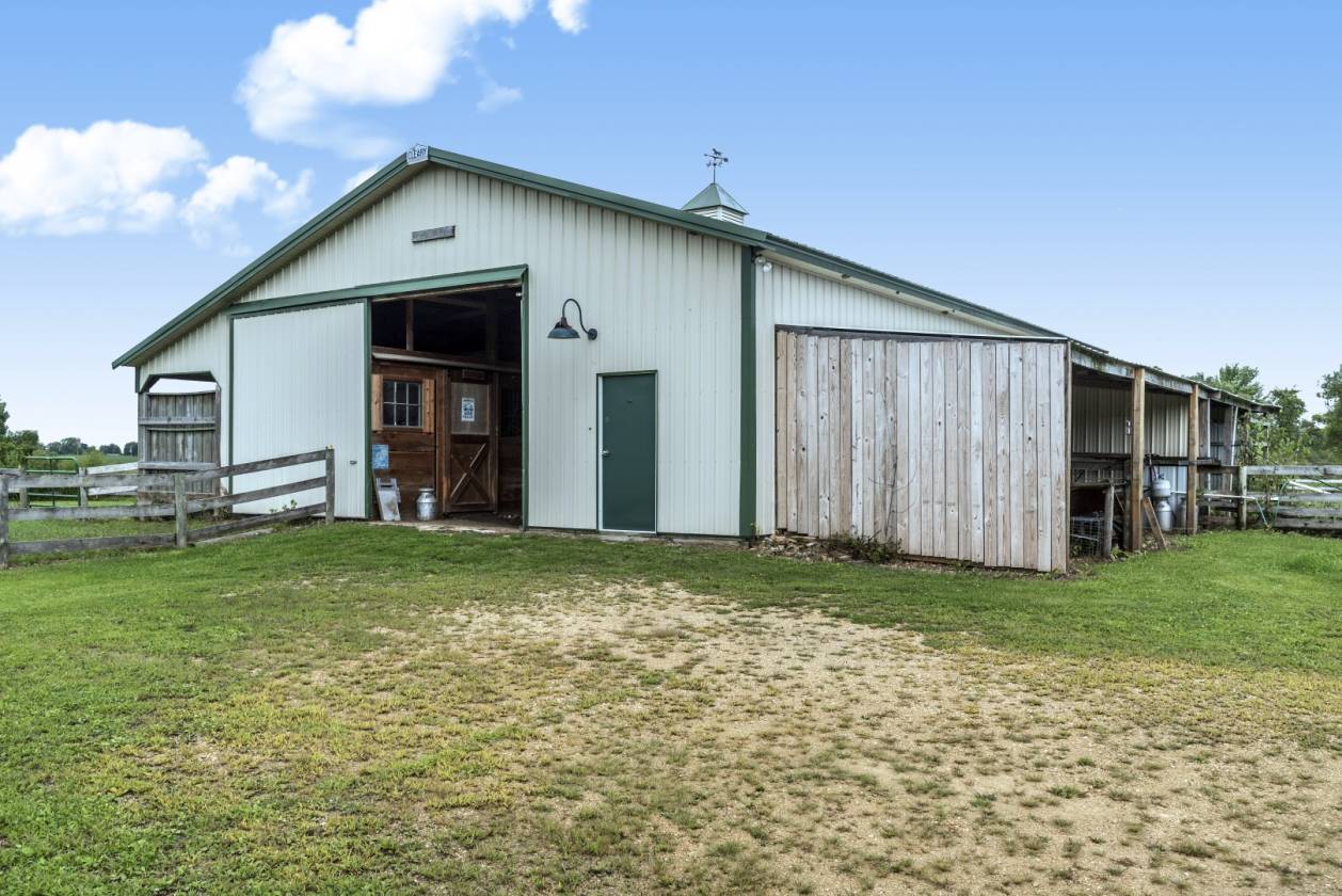 Full Tennessee Heritage Log Home, Cleary Barn, & Fenced Pastures
