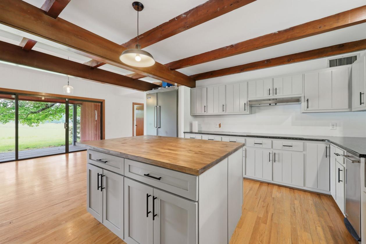 Grand Modern Farmhouse & Barn on almost 30 acres - photo 16