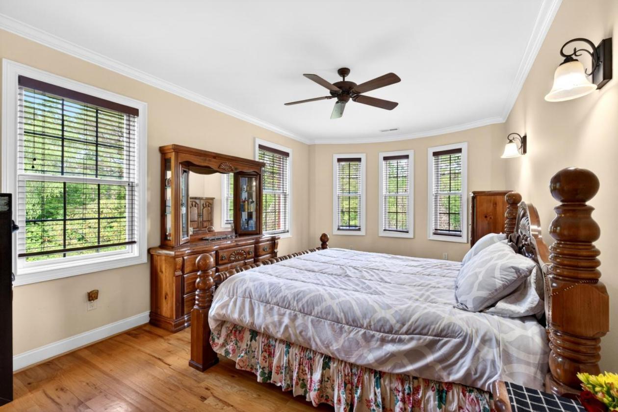 Lake Front Manor! - photo 15