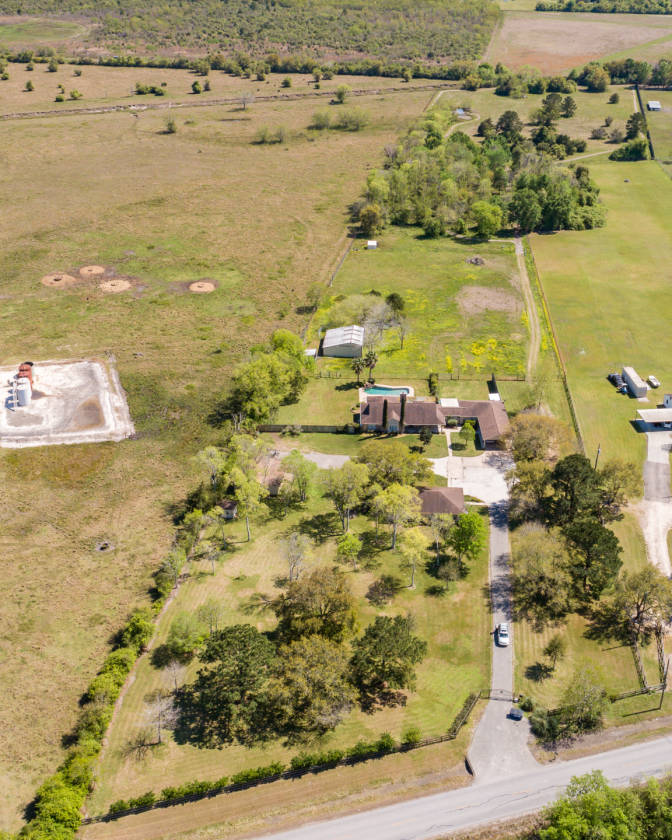 Houston area 12+ acres with updated home, pool, guest quarters,... Alvin, Brazoria County