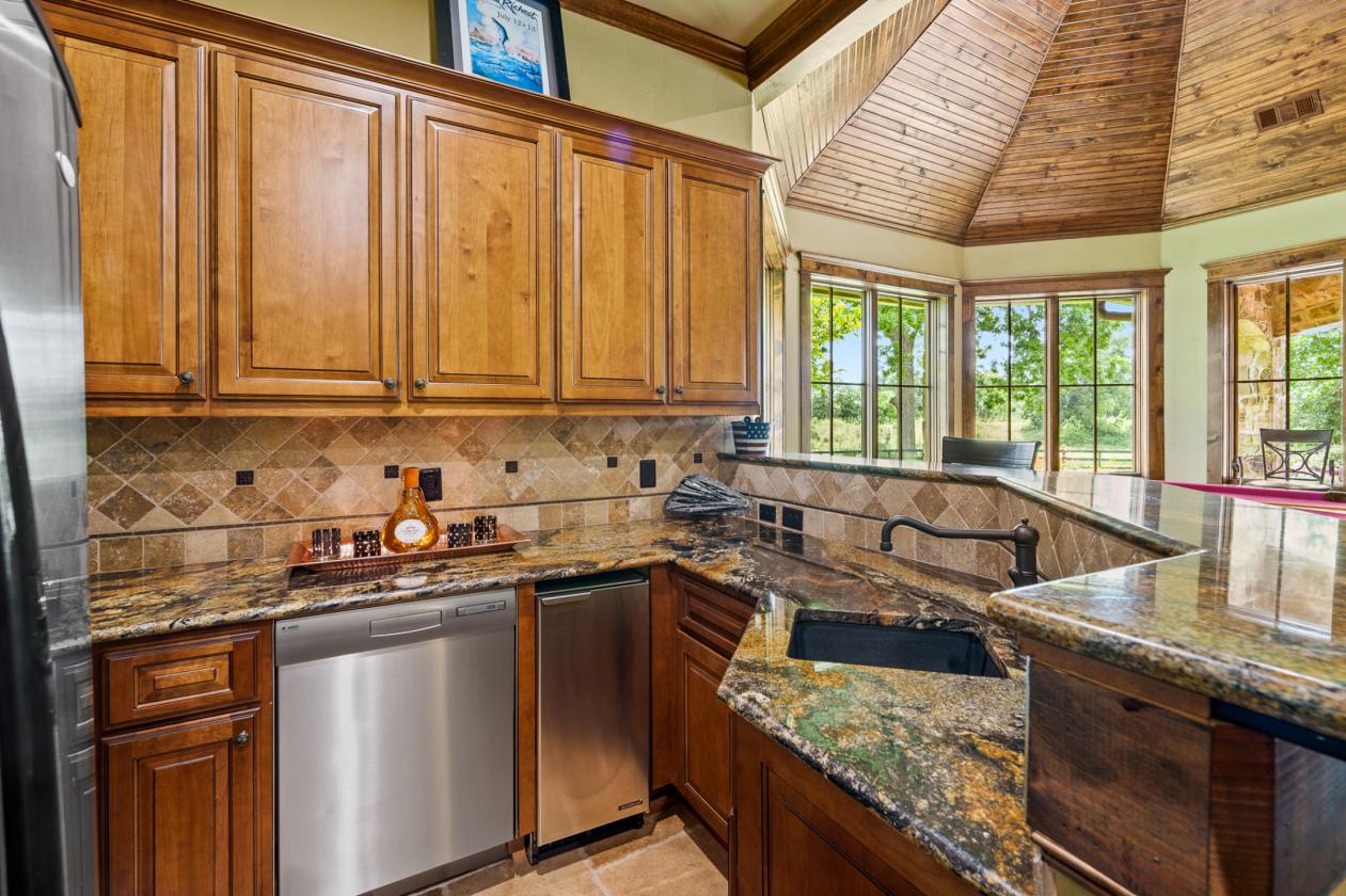 Extraordinary Estate on 7.8 Acres, 6-Stall Barn, & Dressage Arena - photo 20