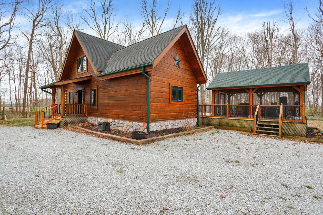 Stunning Barna log home on over 12 acres - photo 2