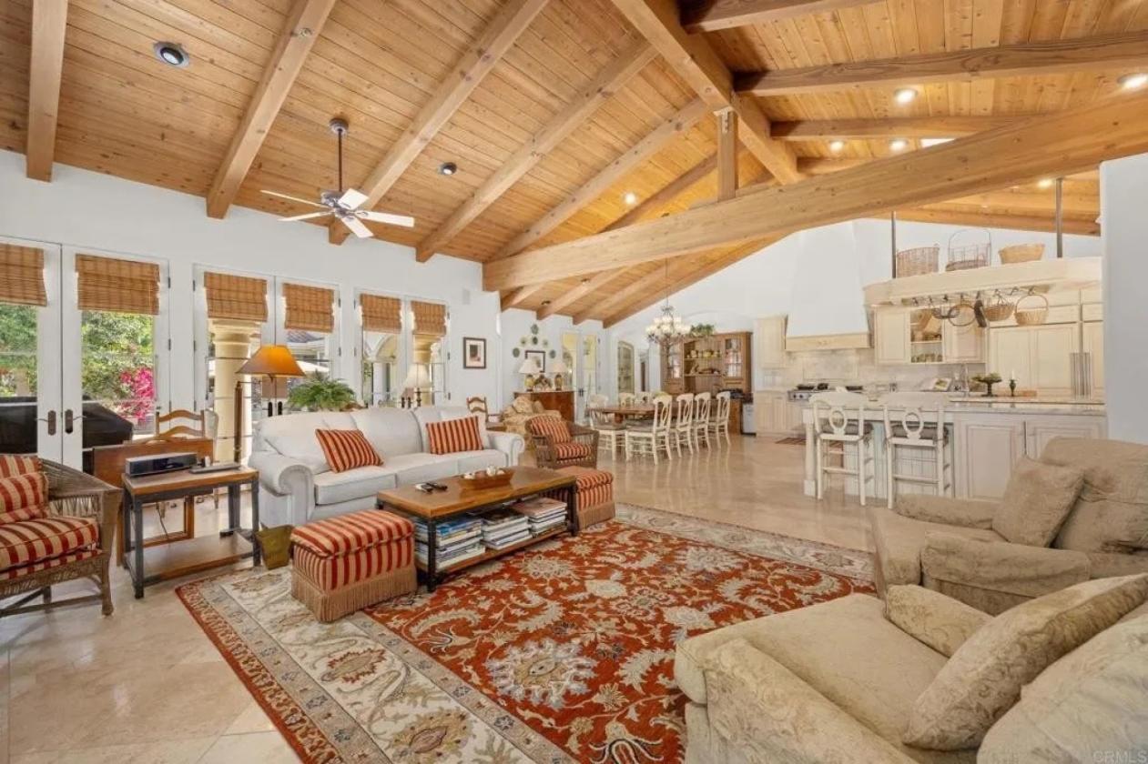 Italian Villa in Prestigious Equestrian Community - photo 21