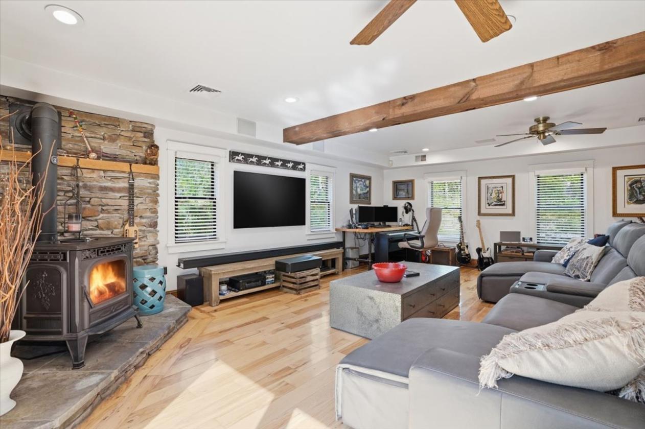 Estate with Bank Barn and Large, Updated Home - photo 8