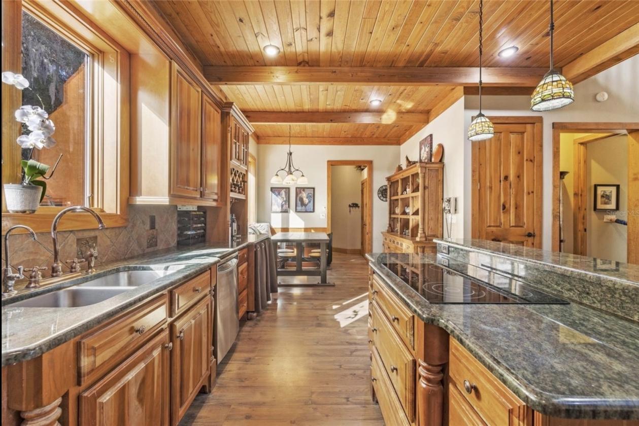 Gorgeous Island lot Estate - 5 stalls, 5 garages - photo 12