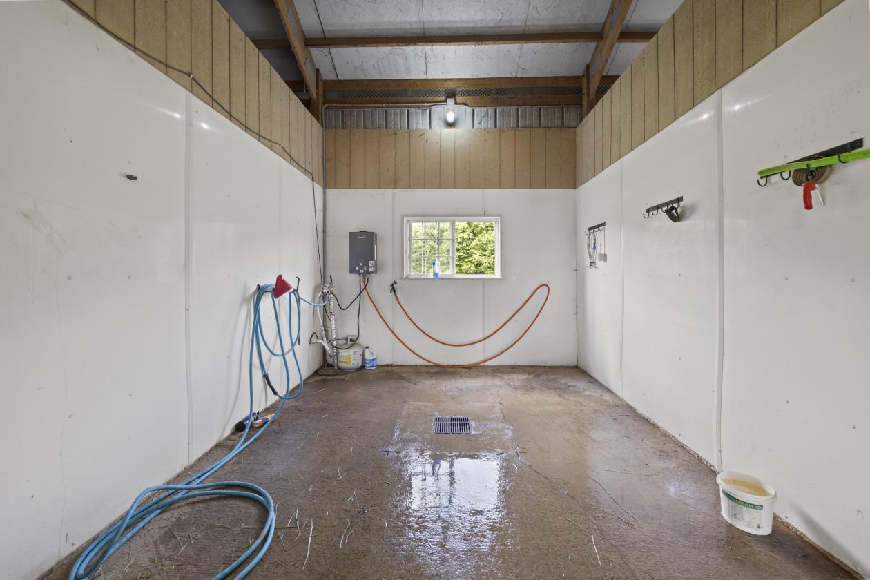 Luxurious Equine Property 27.9 acres Big New Barn - photo 12