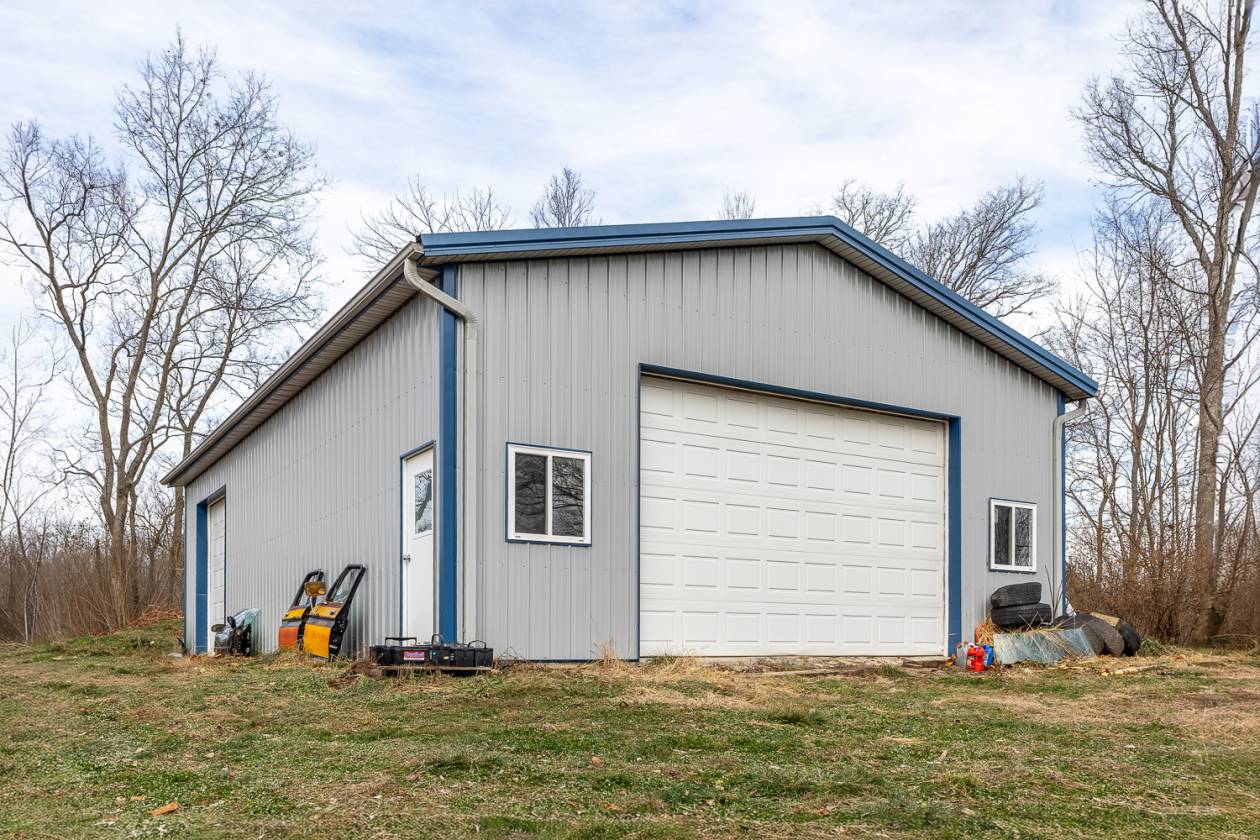 30 ACRE HORSE FACILITY - 30 STALLs + INDOOR + HOME - photo 9