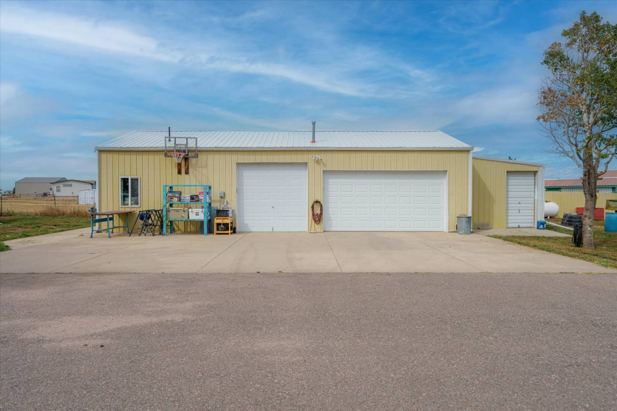 T Lazy J -Roping Arena, 6-Stall Barn & Custom Home - photo 21