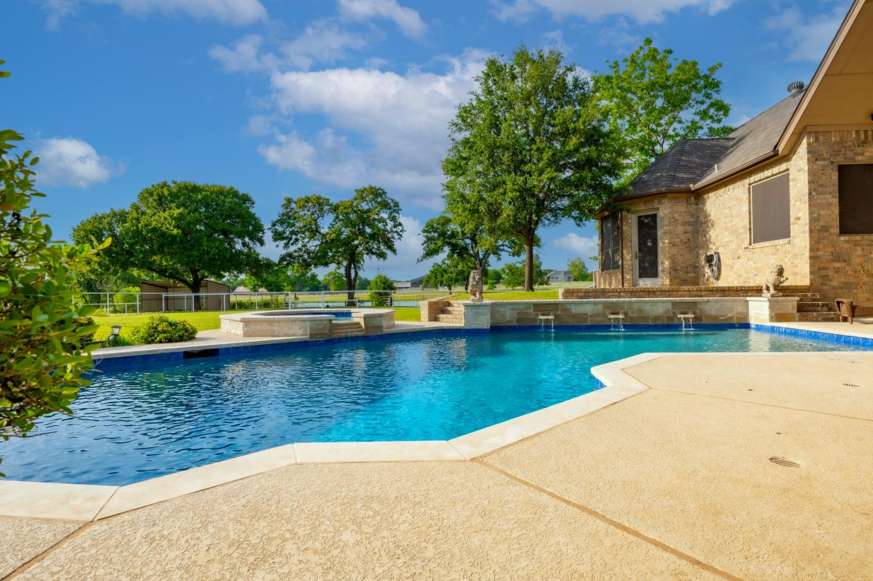 Acreage Estate with Pond and Stable - photo 6