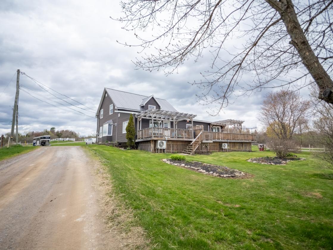 House, Loft, Arena & 17 Stall Barn - photo 15