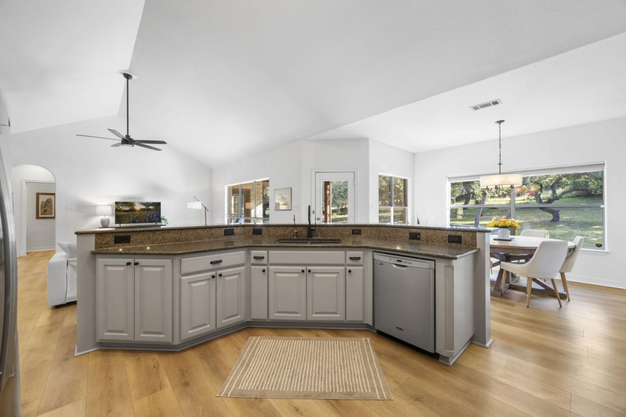 Beautiful Hill Country Home - photo 9
