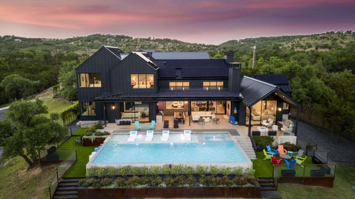 Luxe Estate w/State of the Art Horse Barn, Pond - photo 3
