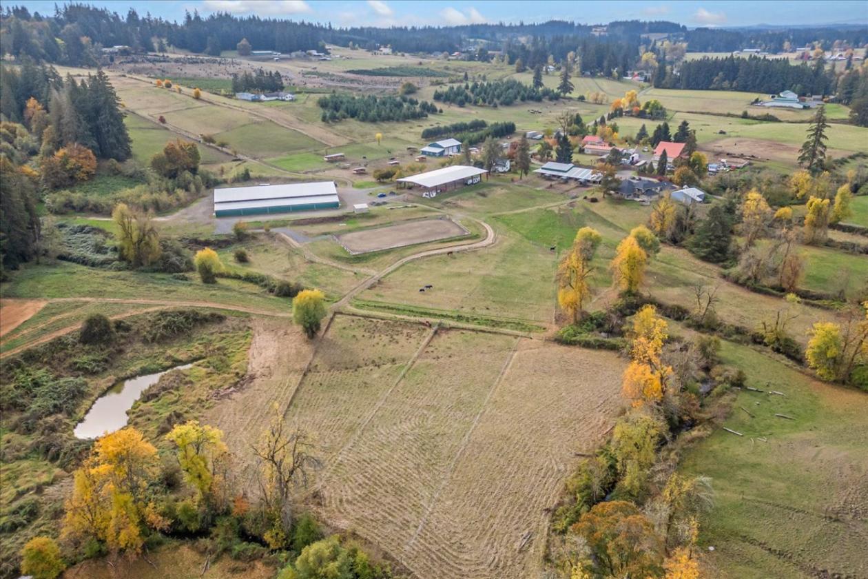 Turnkey Facility, 30 Acres & Multiple Homes! - photo 3