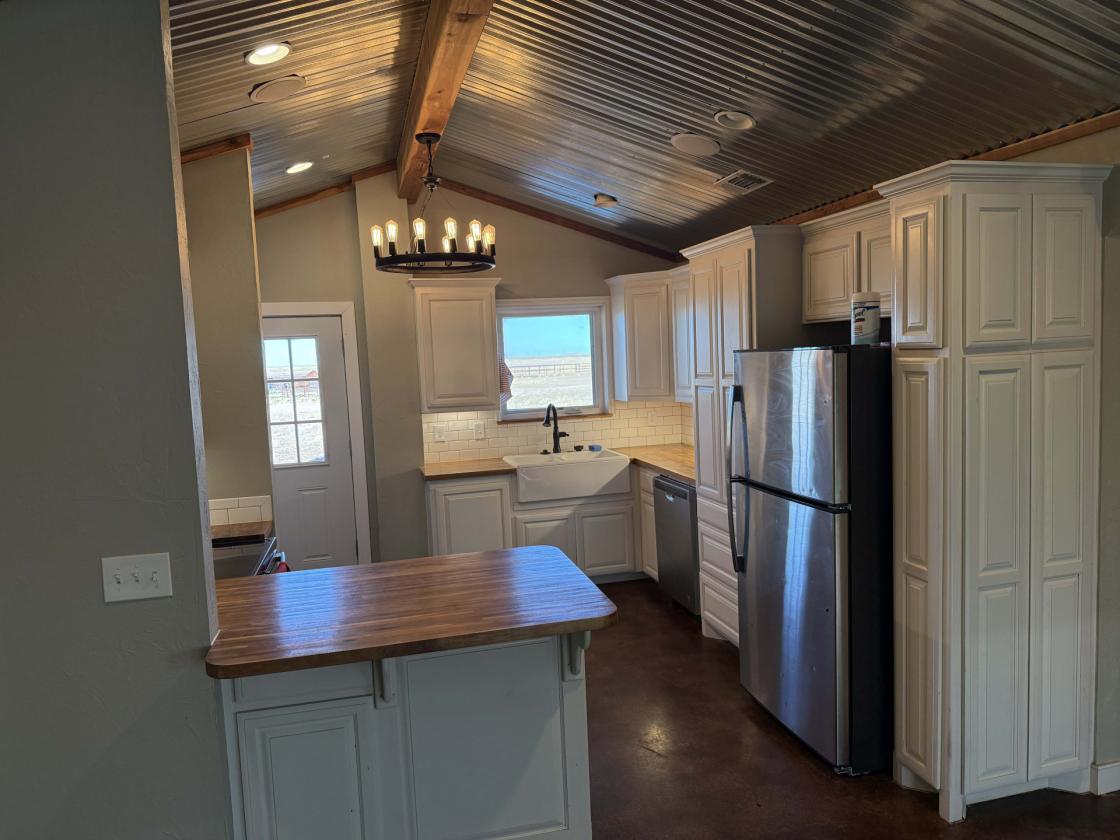 Feedyard & Equine Facility with Modern Homes - photo 28