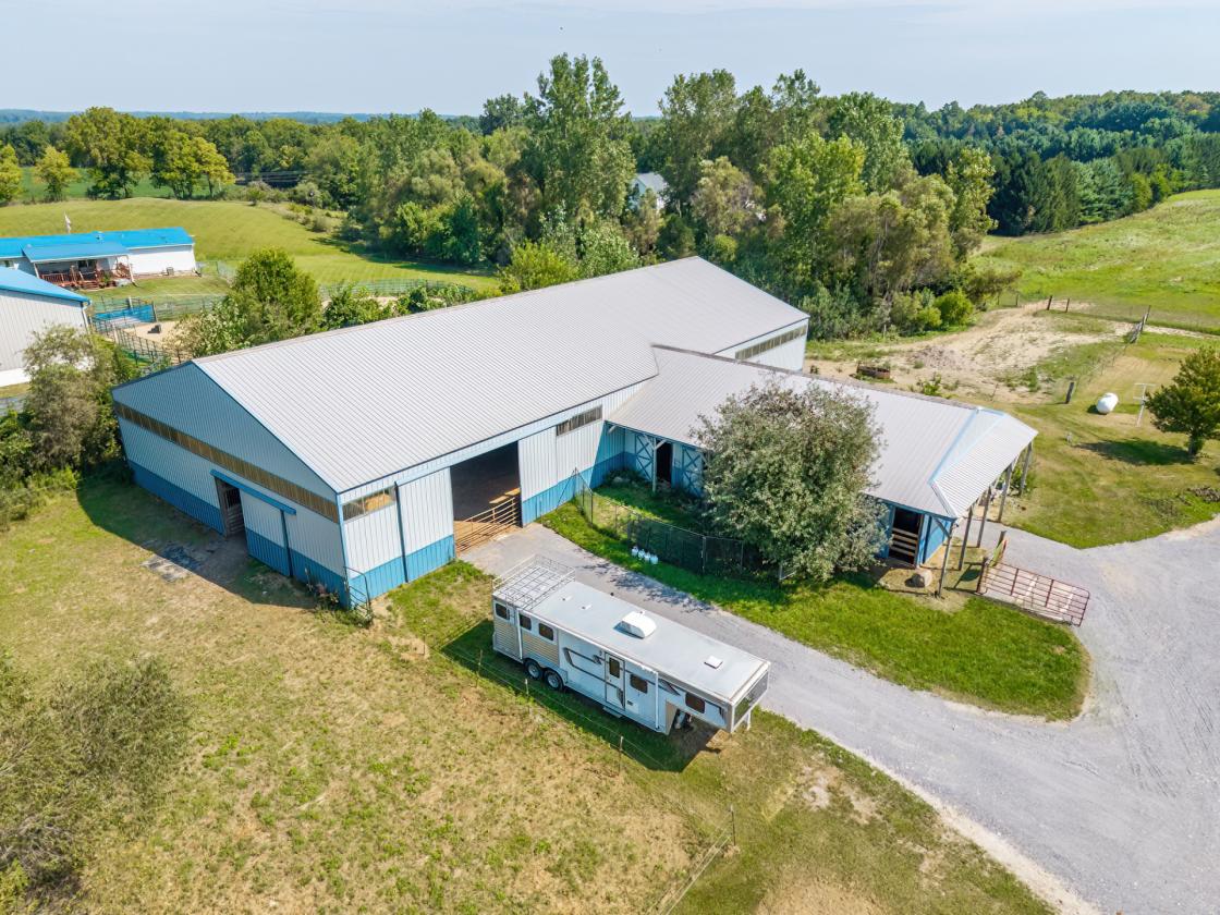 60x12 indoor riding arena,11 Stalls,10 acres,4 bed - photo 9