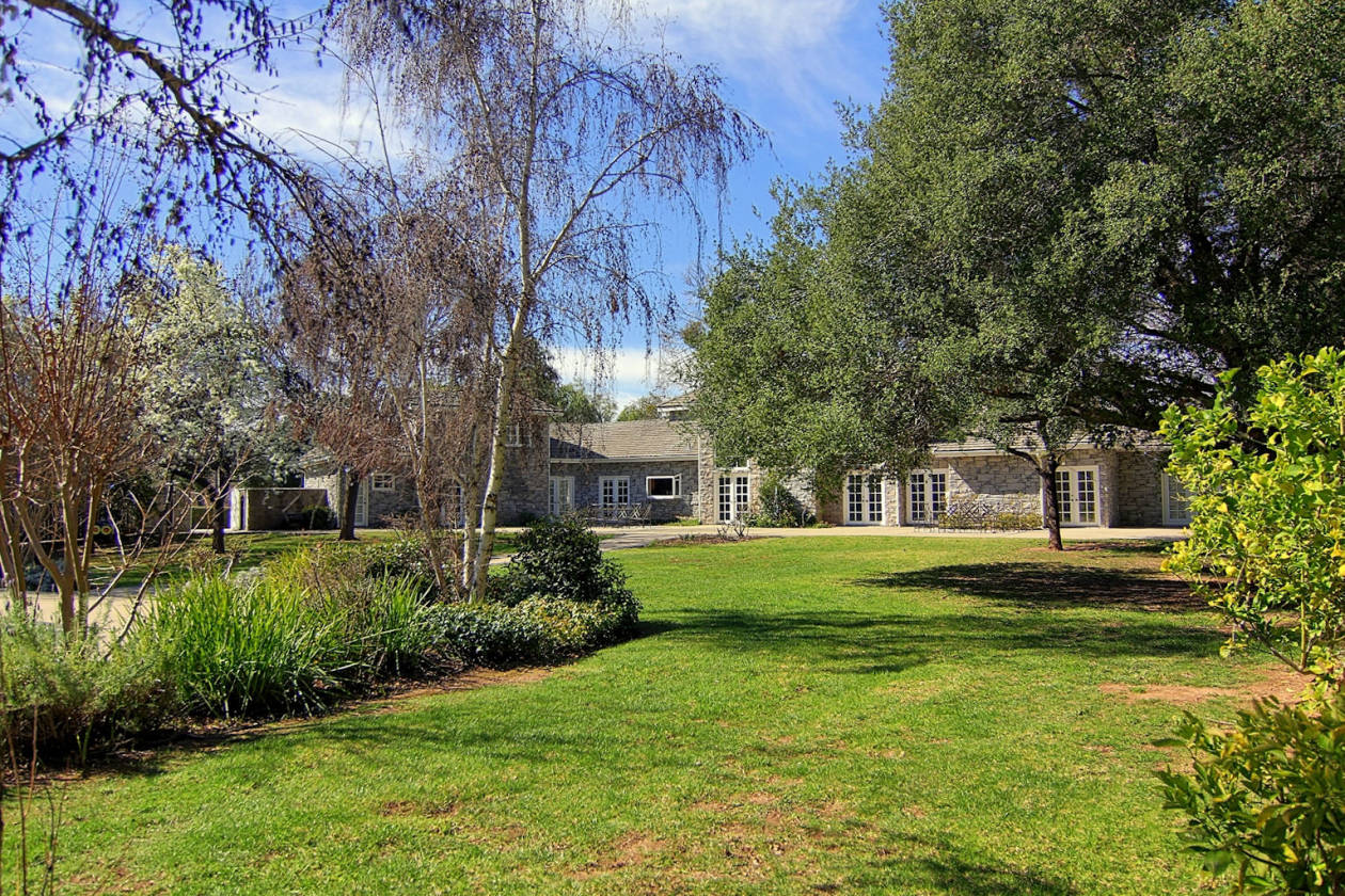 Equestrian estate on 2.77 acres / Direct access to horse... Ojai