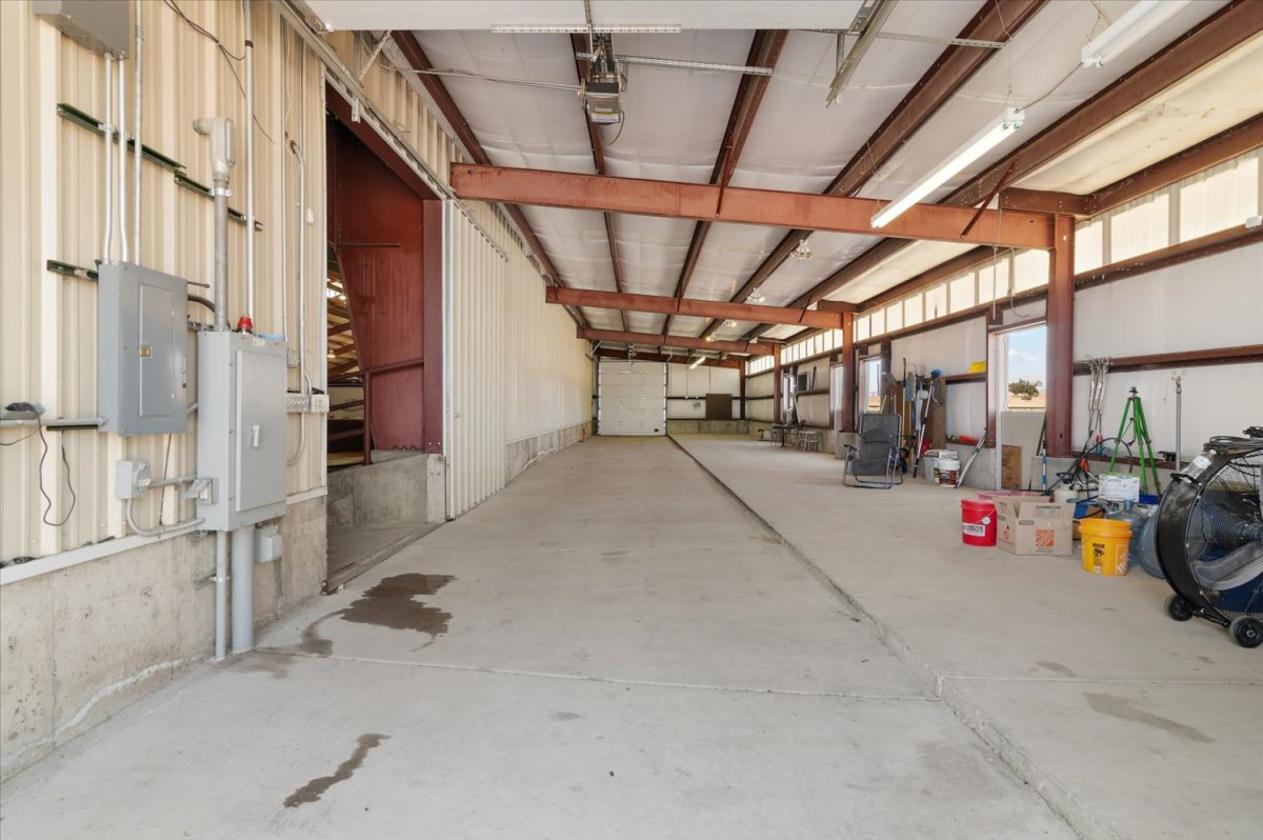 Pueblo ranch with 27,125 sq ft building - photo 16