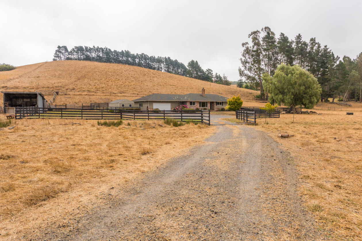 Beautiful Valley Ford Ranch on 12 Acres just minutes from... Valley