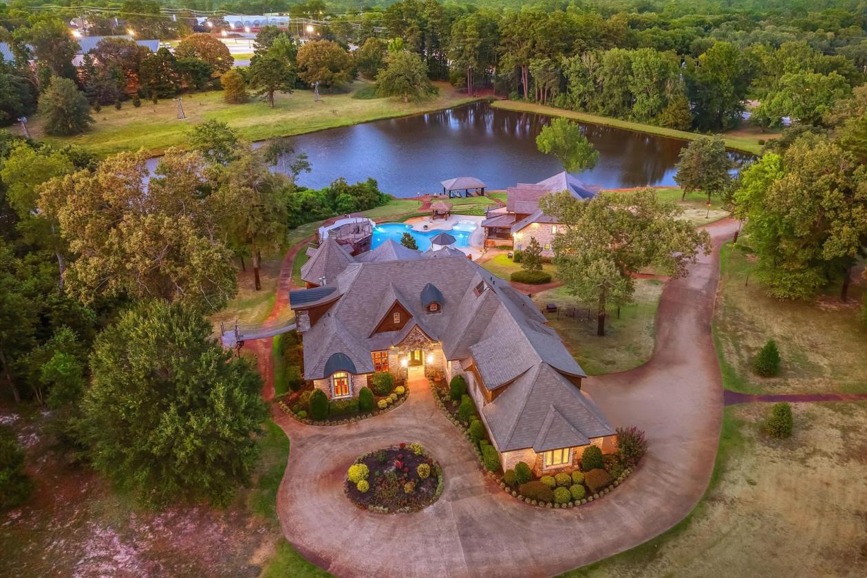 ONE OF THE FINEST ESTATE COMPOUNDS - photo 1